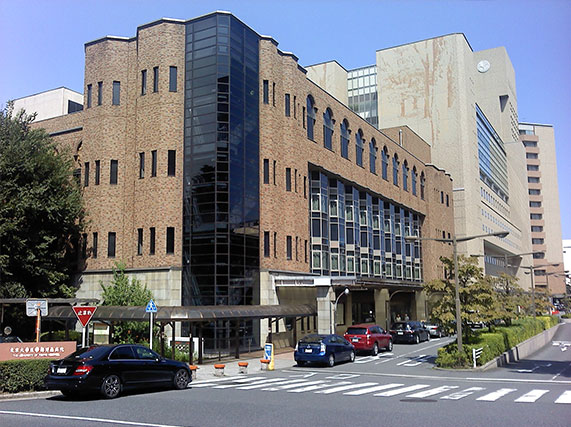 東京大学医学部附属病院外来（右奥が入院棟）